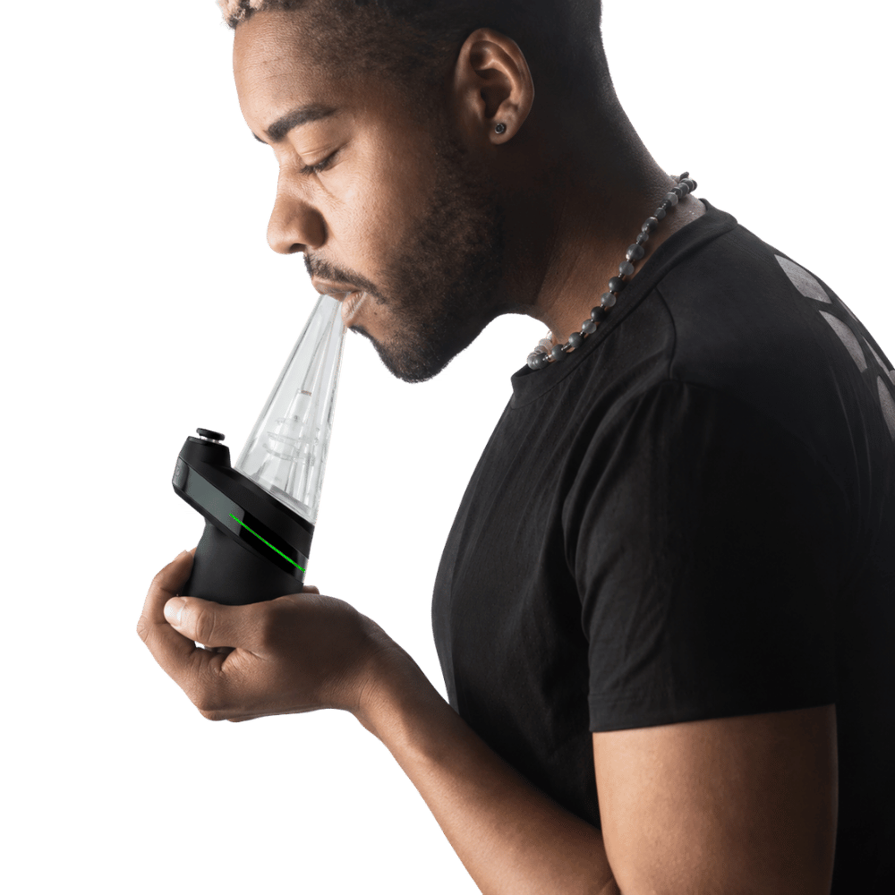 Model mit Vaporizer Puffco Peak in der Hand